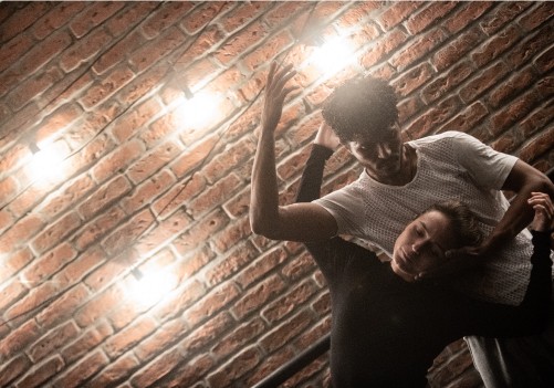 O Teatro Cacilda Becker, localizado no Catete, bairro da Zona Sul do Rio de Janeiro (RJ), recebe neste final de semana o espetáculoMemórias Artesanaise oficina do Coletivo Cultive. Com concepção e direção de Manu Lavinas,Memórias Artesanaistem sessões de