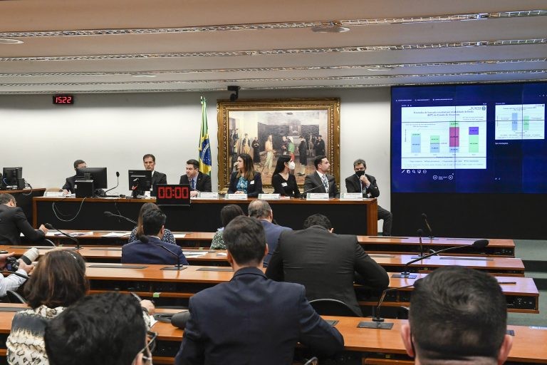 Deputados querem ampliar transferências especiais, mas especialistas temem perda de transparência