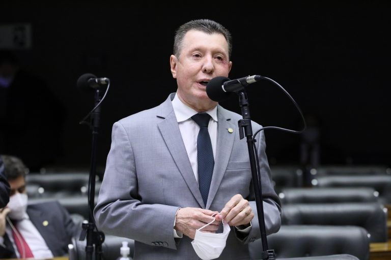 Projeto prevê multa para quebra de sigilo em processos de adoção