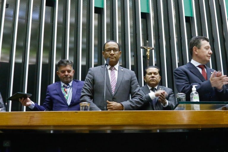 Projeto estabelece regras para o exercício da atividade de influenciador digital mirim