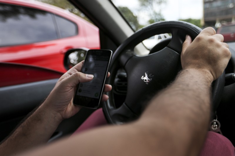 Uso de celular ao volante é atitude que mais incomoda motorista