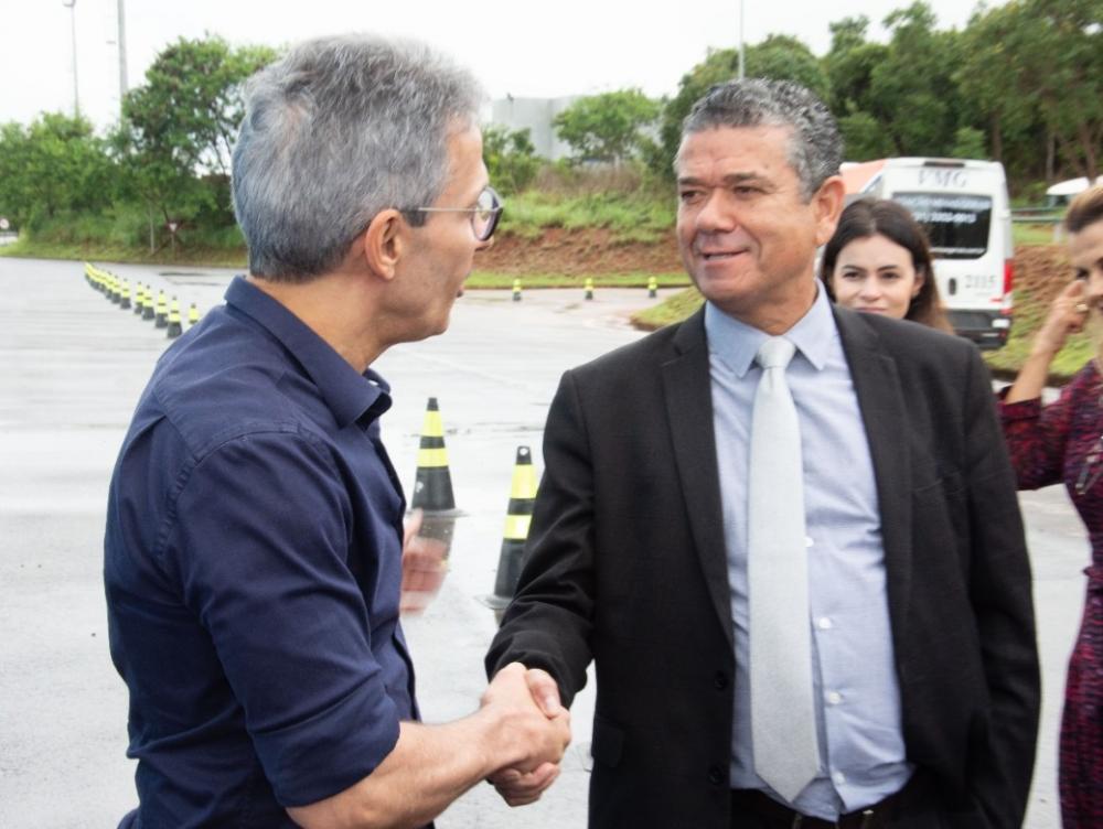 O Presidente da Câmara Municipal, Vereador Caio Valace, acompanha visita de Romeu Zema à fábrica da Iveco de Sete Lagoas