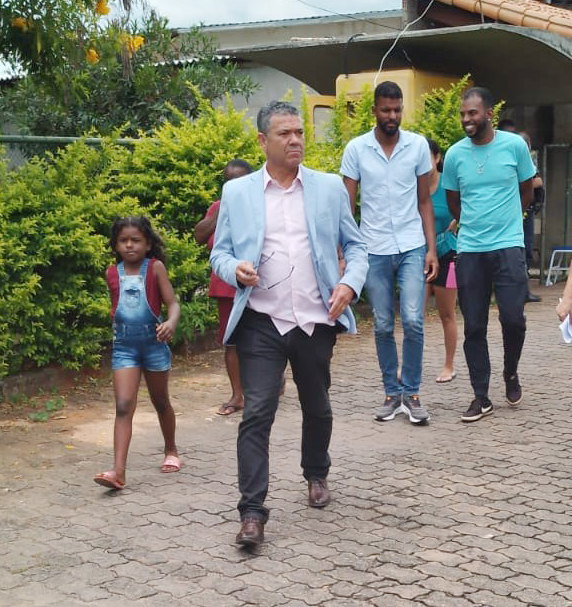 Caio Valace visita famílias desalojadas e analisa possíveis soluções