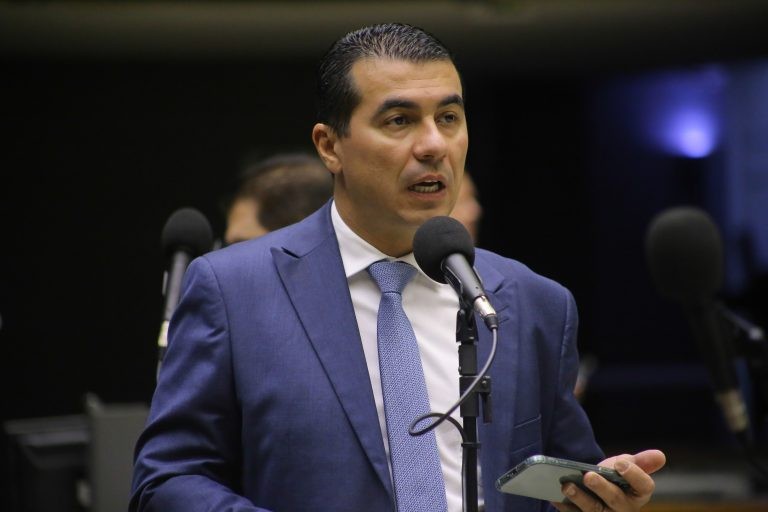 Luis Miranda recomendou a aprovação do projeto, com mudanças - (Foto: Paulo Sérgio/Câmara dos Deputados)