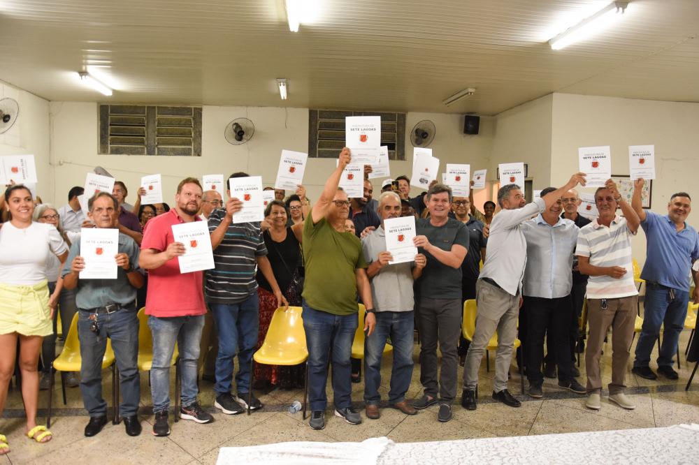 Vereador Caio Valace e prefeito Duílio de Castro entregam escrituras de imóveis para 85 famílias do bairro Santa Marcelina