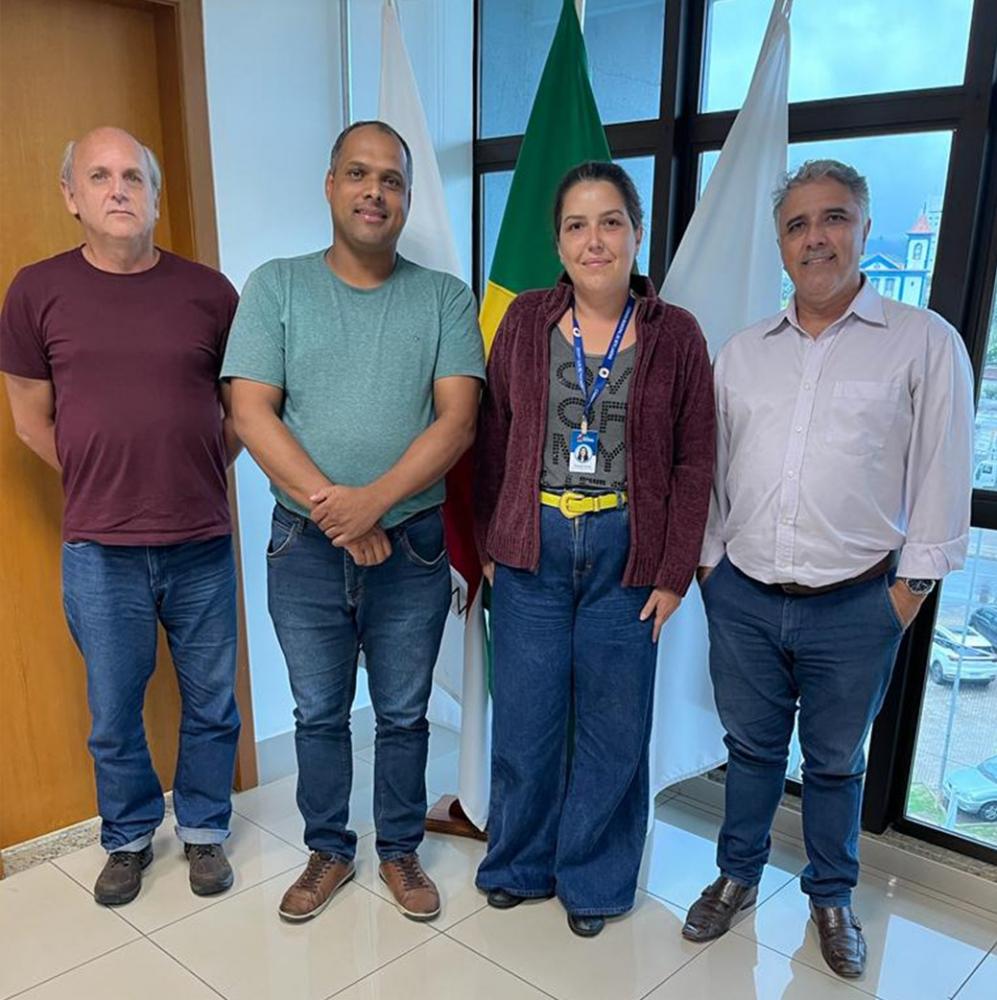 Na foto, da esquerda para a direita, o Secretário de Finanças, Eron Sassone, o vereador Rodrigo Martins, a diretora do Centro de Atendimento ao Cidadão (CAC), Priscila Horta, o presidente da Câmara, Willian Eventos.