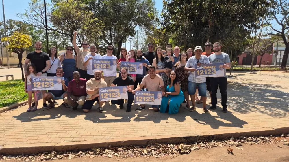 Caio Valace inicia campanha com adesivaço na recém-inaugurada Praça Paris