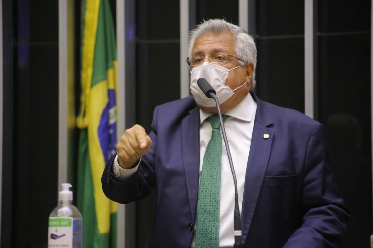 Comissão rejeita projeto que obriga sistemas de ensino a substituir professor afastado temporariamente