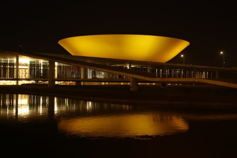 Câmara se ilumina de verde e amarelo pelo Bicentenário da Independência do Brasil