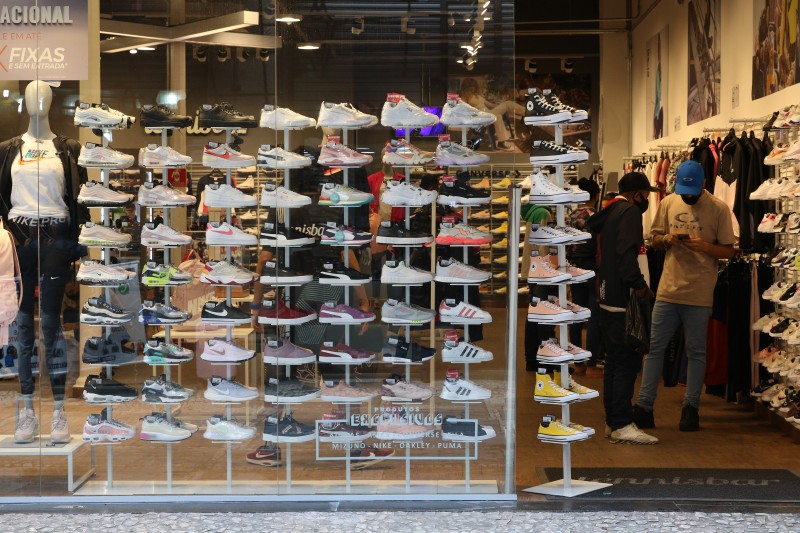 Confiança do comércio tem maior nível desde março de 2020, diz CNC