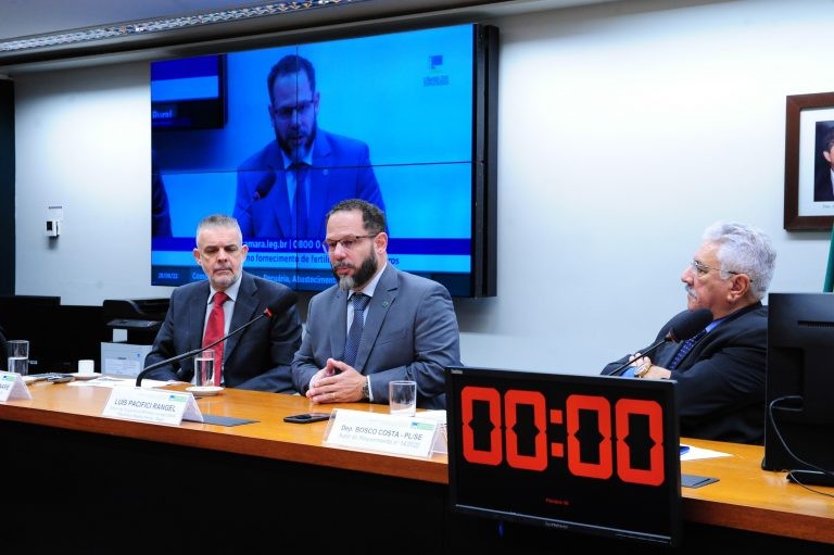 “Diplomacia do fertilizante” mantém o fornecimento do produto no agro, diz governo