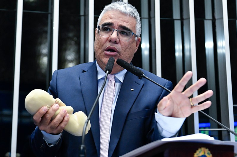 Girão registra decisão da Suprema Corte dos EUA que derrubou direito legal ao aborto