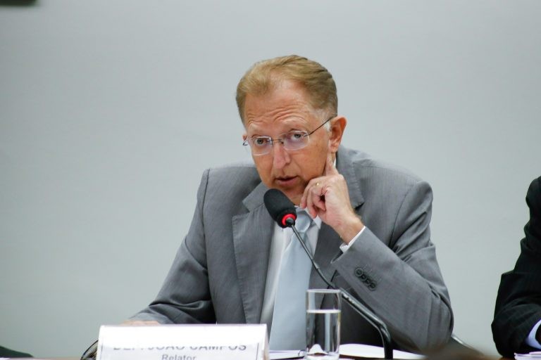 CCJ aprova proibição de vínculo empregatício de religiosos com entidades nas quais atuam