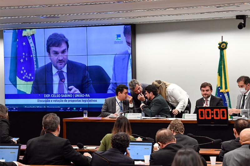 LDO prevê salário mínimo de R$ 1.294 e déficit de R$ 65,9 bilhões em 2023