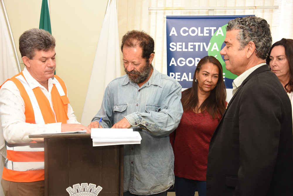 ASSINATURA DO CONTRATO COM AS ASSOCIAÇÕES DE COLETA DE MATERIAIS RECICLÁVEIS
