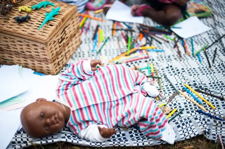  Pais e cuidadores devem deixar os brinquedos ao alcance da criança. Remédios e produtos de limpeza devem ficar sempre longe dos pequenos. -Marcello Casal jr/Arquivo Agência Brasil