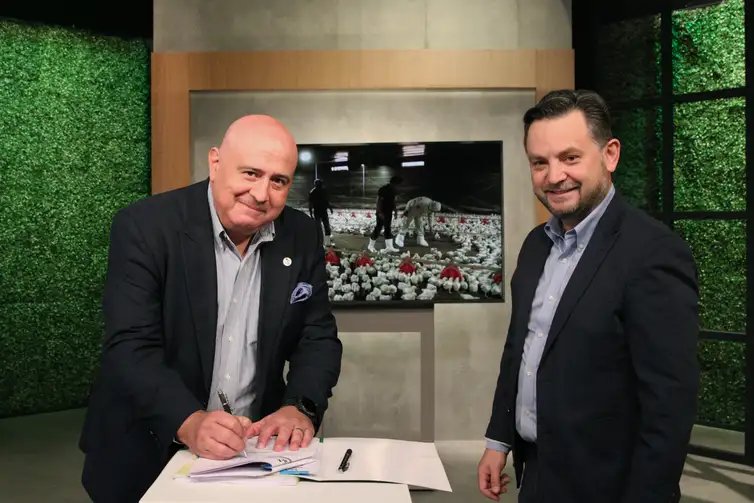 O presidente da EBC, Glen Valente, e o presidente do Canal Rural, Julio Cargnino, participam da reunião de formalização da assinatura do acordo entre a Empresa Brasil de Comunicação - EBC e o Canal Rural. -Rovena Rosa/Agência Brasil