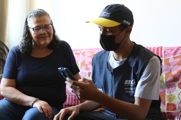 Esméria recebeu o recenseador Patrick, no primeiro dia de coleta de dados para o Censo 2022 -Tânia Rêgo/Agência Brasil