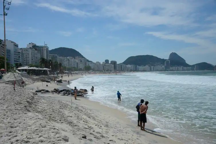 Mar toma faixa de areia na praia de Copacabana, zona sul do Rio de Janeiro -Agência Brasil/ Tomaz Silva