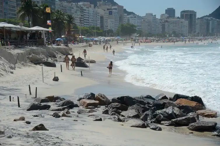 Mar toma faixa de areia na praia de Copacabana, zona sul do Rio de Janeiro -Tomaz Silva/Agência Brasil