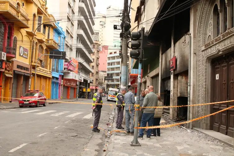 Incêndio em prédios comerciais na rua Barão de Duprat, próximo a rua 25 de Março, na região central da capital. -Rovena Rosa/Agência Brasil