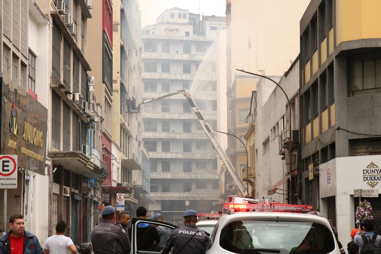Bombeiros trabalham no incêndio em prédios comerciais na rua Barão de Duprat, próximo a rua 25 de Março, na região central da capital. -Rovena Rosa/Agência Brasil