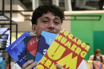 Mateus Henrique Santos, 17 anos, visita a 26ª Bienal Internacional do Livro -Rovena Rosa/Agência Brasil