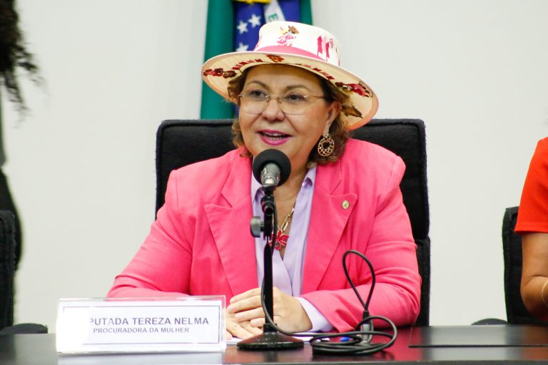 Tereza Nelma: busca é por paridade entre homens e mulheres na política