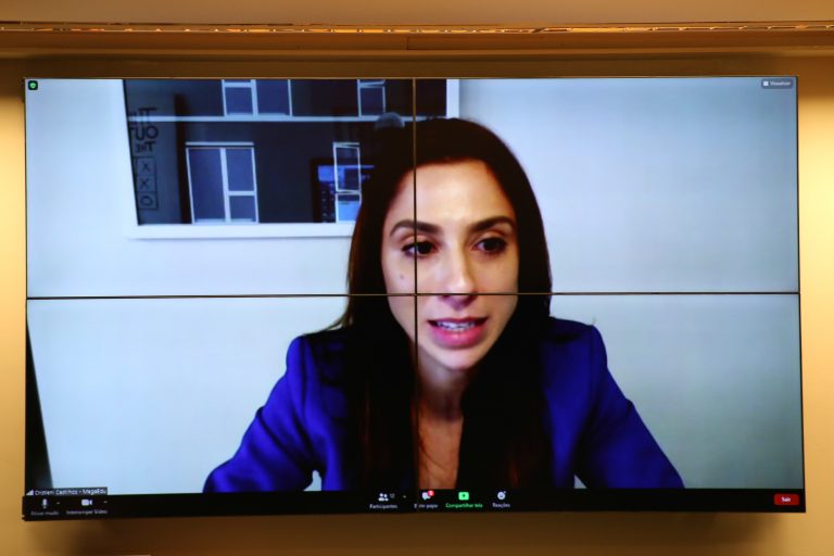 Cristiene rebateu os números da Anatel: Brasil ainda tem 30 mil escolas sem internet
