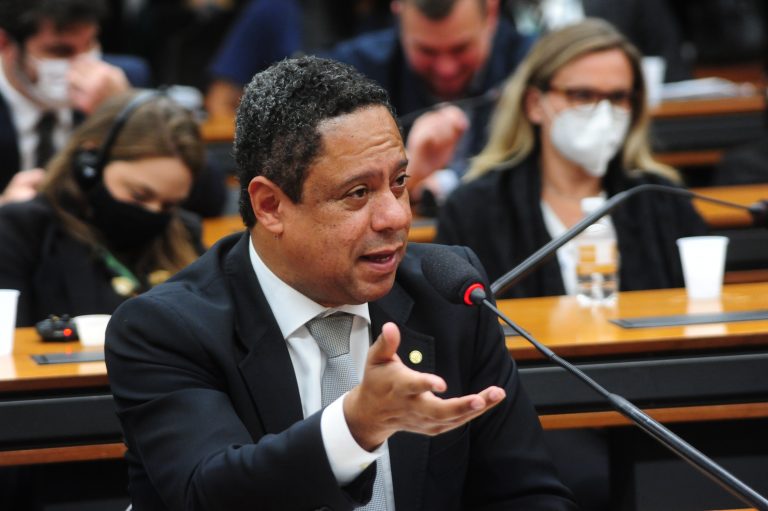 Orlando Silva cobra regulamentação de pontos da lei