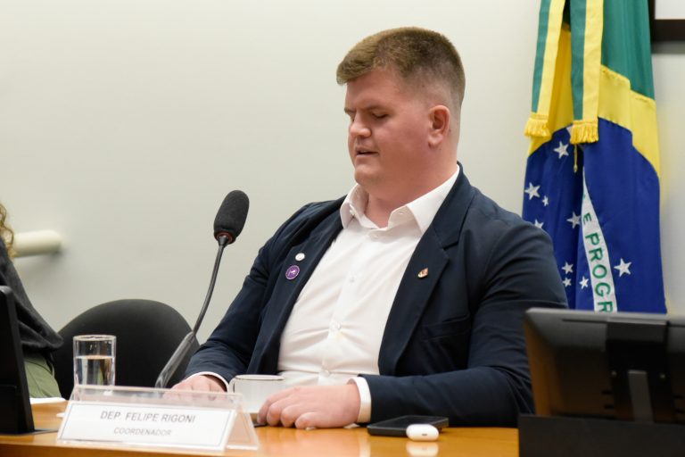 Deputado Felipe Rigoni, coordenador da comissão externa