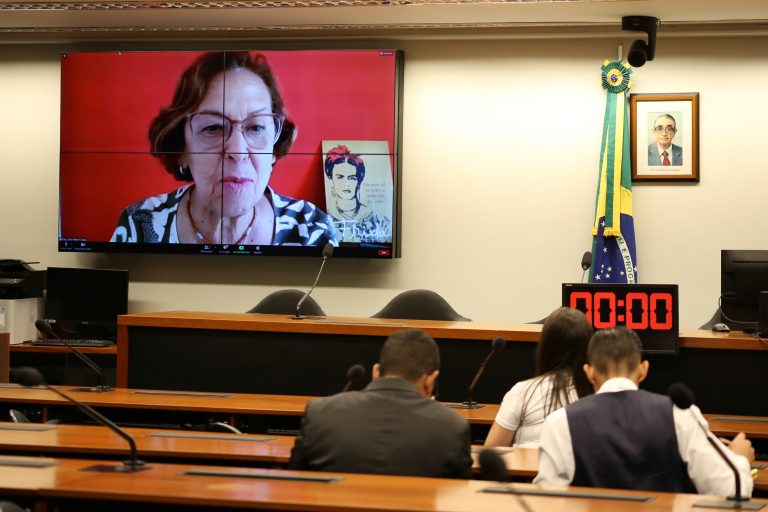 Lídice da Mata (no telão): “A criança de hoje já nasce conectada