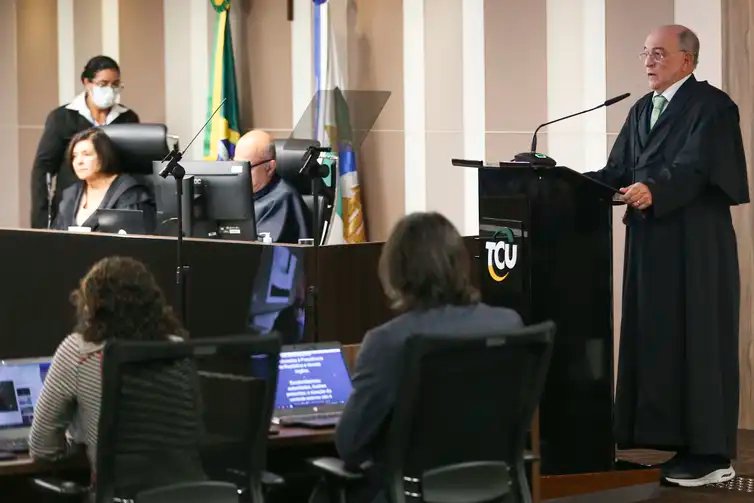 Relator, ministro Aroldo Cedraz, durante sessão do Tribunal de Contas da União para apreciar o parecer prévio sobre as contas do governo federal de 2021. -Antônio Cruz/Agência Brasil