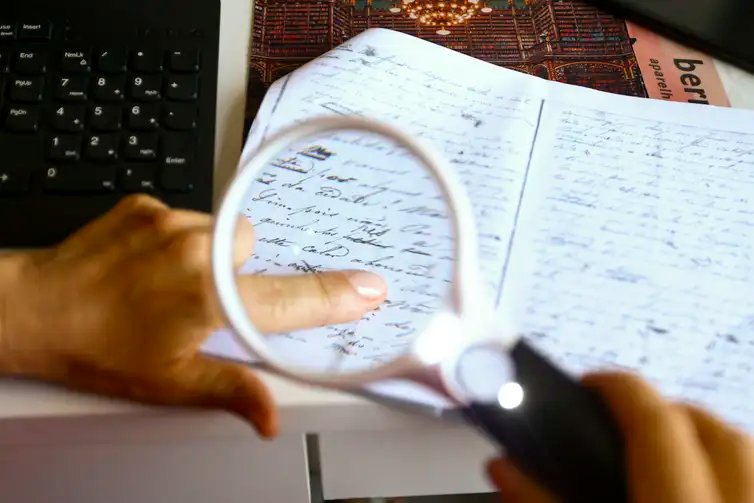 Tina Evaristo precisou usar lupa para entender a caligrafia de manuscritos do diário de Saisset -Marcelo Camargo/Agência Brasil