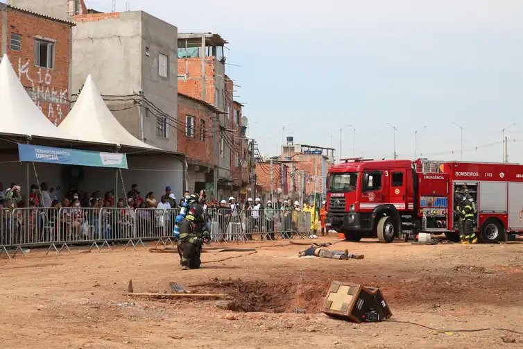 Treinamento da Transpetro simula vazamento de diesel causado por tentativa de furto em duto de combustível na comunidade Jardim Nair, São Paulo -Rovena Rosa/Agência Brasil