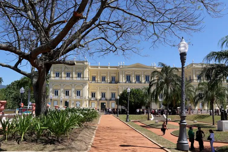 Jardim e fachada do Museu Nacional recuperados após o quatro anos do incêndio -Tânia Rêgo/Agência Brasil